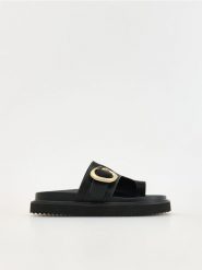 Skórzane klapki - czarny. Czarne klapki damskie Reserved, bez wzorów, ze skóry, bez obcasa, bez zapięcia. W wyprzedaży za 119.99 zł.