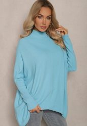 Jasnoniebieski Sweter Nietoperz z Dłuższym Tyłem i Półgolfem Vitirae. Niebieskie swetry klasyczne damskie Renee, xl, z jeansu, bez kołnierzyka. Za 84.99 zł.