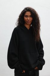 Sweter z kapturem typu oversize w kolorze BLACK - LAFFI. Czarne swetry klasyczne damskie Marsala, s, z jeansu, bez kołnierzyka. Za 589.90 zł.