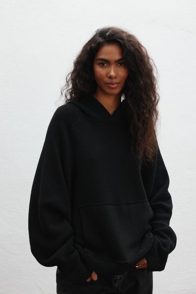 Sweter z kapturem typu oversize w kolorze BLACK - LAFFI. Czarne swetry klasyczne damskie Marsala, s, z jeansu, bez kołnierzyka. Za 589.90 zł.