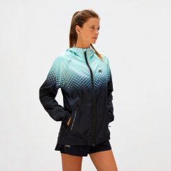 Damska lekka kurtka przeciwwiatrowa do biegania i trailu PERFORMANCE WINDBREAKER. Zielone kurtki damskie BODYCROSS, na zimę, s, bez wzorów, z materiału, bez kaptura. W wyprzedaży za 489.99 zł.