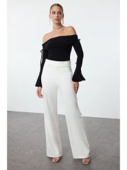 Trendyol Bluzka w kolorze czarnym rozmiar: 34. Czarne bluzki damskie Trendyol, bez wzorów, bez kołnierzyka, bez ramiączek. Za 56.99 zł.