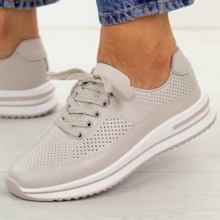 Beżowe ażurowe skórzane półbuty damskie Filippo Dp7608/26. Brązowe półbuty damskie Filippo, na lato, w ażurowe wzory, z jeansu, z okrągłym noskiem, bez obcasa, na płaskiej podeszwie, bez zapięcia. W wyprzedaży za 197.10 zł.