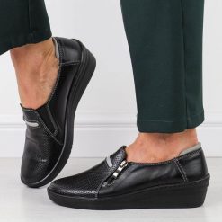 Czarne Polskie półbuty damskie Deoni 585/1. Czarne półbuty damskie Deoni, bez wzorów, ze skóry, bez obcasa, na obcasie, bez zapięcia. Za 349.00 zł.