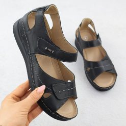 Skórzane sandały damskie na rzepy komfortowe czarne Helios 139. Czarne sandały damskie Helios, bez wzorów, ze skóry, bez obcasa, bez zapięcia. Za 203.99 zł.