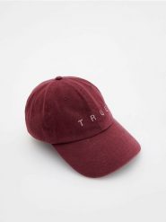 Czapka z daszkiem - burgundowy. Czerwone czapki z daszkiem damskie Reserved, bez wzorów. W wyprzedaży za 29.99 zł.