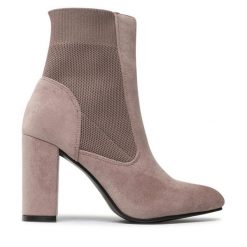 Botki DeeZee. Brązowe botki damskie DeeZee, bez obcasa, na słupku, bez zapięcia. Za 179.99 zł.