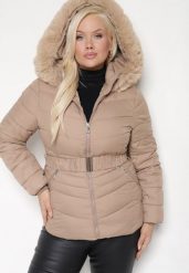 Ciemnobeżowa Pikowana Kurtka Zimowa z Paskiem i Kapturem z Futrem z Możliwością Odpięcia Toriella. Brązowe kurtki damskie Born2be, na zimę, l, bez wzorów, z jeansu. Za 139.99 zł.