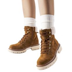 Brązowe ocieplane damskie zimowe buty Bassano. Brązowe botki damskie na zimę, eleganckie, z okrągłym noskiem, za kostkę, bez obcasa, bez zapięcia. Za 193.21 zł.