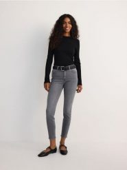 Jeansy slim push up - jasnoszary. Szare jeansy damskie Reserved. W wyprzedaży za 69.99 zł.
