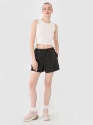 4F Spodenki casual z dzianiny waflowej damskie - czarne M. Czarne szorty damskie 4F, bez wzorów, z bawełny. W wyprzedaży za 49.99 zł.