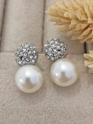 Nakkash Posrebrzane kolczyki-wkrętki z cyrkoniami i syntetycznymi perłami ozdobnymi rozmiar: onesize. Białe kolczyki damskie Nakkash, z cyrkonią, posrebrzane. Za 73.93 zł.