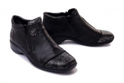 RIEKER 58388-01 black, botki damskie. Czarne botki damskie Rieker, na zimę, bez obcasa, na obcasie, bez zapięcia. Za 359.90 zł.
