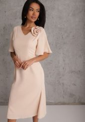 Beżowa Zwiewna Sukienka Wieczorowa VICES z Aplikacją 3D w Kształcie Kwiatu Themira. Brązowe sukienki damskie Renee, z aplikacjami, eleganckie, bez ramiączek. Za 149.99 zł.