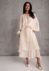 Jasnobeżowa Rozkloszowana Sukienka Wieczorowa z Szyfonowej Tkaniny Amanna. Brązowe sukienki damskie Renee, z aplikacjami, z materiału, klasyczne, bez ramiączek. Za 239.99 zł.