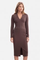 Bawełniana sukienka dzianinowa ołówkowa z dekoltem V brąz. Sukienki damskie Bewear, bez wzorów, z bawełny, biznesowe, bez ramiączek. Za 269.00 zł.