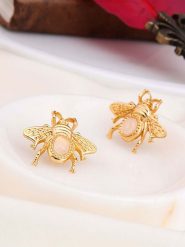 L'Atelier de Gaia Pozłacane kolczyki-wkrętki z kwarcem różowym rozmiar: onesize. Czerwone kolczyki damskie L'Atelier de Gaia, z kwarcem, pozłacane. Za 66.31 zł.