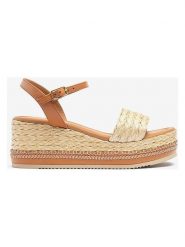 Unisa Sandały w kolorze jasnobrązowo-beżowym na koturnie rozmiar: 39. Brązowe sandały damskie Unisa, bez wzorów, z materiału, z otwartym noskiem, bez obcasa, na koturnie, bez zapięcia. Za 260.99 zł.