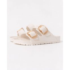 Klapki damskie Birkenstock Arizona Big Buckle Eva. Białe klapki damskie Birkenstock, bez wzorów, z materiału, bez obcasa, bez zapięcia. Za 341.00 zł.