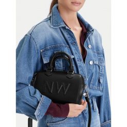 Torebka Nine West. Czarne torebki klasyczne damskie Nine West, bez dodatków. Za 269.99 zł.