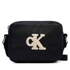 Torebka Calvin Klein Jeans. Czarne listonoszki damskie Calvin Klein Jeans, bez wzorów, z jeansu, bez dodatków. Za 189.99 zł.