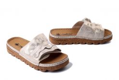 RIEKER V8763-60 beige, klapki damskie. Brązowe klapki damskie Rieker, bez wzorów, bez obcasa, bez zapięcia. Za 231.92 zł.