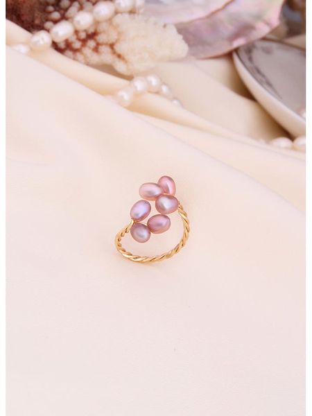 L'Atelier de Gaia Pozłacany pierścionek z perłami rozmiar: onesize. Żółte pierścionki damskie L'Atelier de Gaia, z perłą, pozłacane. Za 117.73 zł.