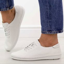 Białe ażurowe skórzane półbuty damskie S.Barski 7079. Białe półbuty damskie S.BARSKI, na jesień, w ażurowe wzory, z jeansu, bez obcasa, na płaskiej podeszwie, bez zapięcia. Za 239.00 zł.