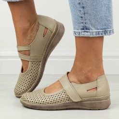 Beżowe skórzane ażurowe Polskie półbuty damskie Gregors 1040. Brązowe półbuty damskie GREGORS, na lato, w ażurowe wzory, ze skóry, bez obcasa, bez zapięcia. W wyprzedaży za 341.10 zł.