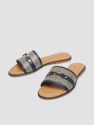 S.Oliver Klapki w kolorze fioletowym rozmiar: 40. Różowe klapki damskie S.Oliver, bez wzorów, z otwartym noskiem, bez obcasa, bez zapięcia. Za 109.78 zł.