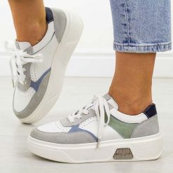 Białe skórzane sneakersy damskie Sergio Leone Sp026. Białe obuwie sportowe damskie Sergio Leone, na lato, z jeansu, bez zapięcia, trekkingowe. Za 199.00 zł.
