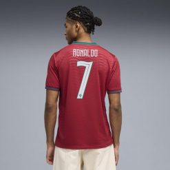 Koszulka piłkarska Puma Portugalia 2026 Cristiano Ronaldo (CR7). Bluzki damskie Puma, m, bez wzorów, z materiału, sportowe, bez kołnierzyka, bez ramiączek. Za 529.99 zł.