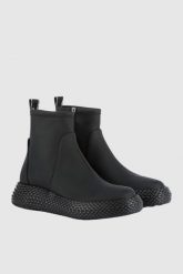EMPORIO ARMANI Czarne botki damskie. Czarne obuwie sportowe damskie Emporio Armani, bez zapięcia. W wyprzedaży za 759.99 zł.
