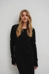 Wełniana sukienka maxi w kolorze TOTALLY BLACK - SILMA-XS/S. Czarne sukienki damskie Marsala, bez wzorów, z kaszmiru, bez ramiączek. W wyprzedaży za 124.95 zł.