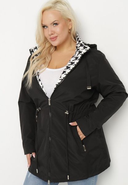 Czarna Kurtka Wiatrówka o Kroju Parki z Odpinanym Kapturem Nalinora. Czarne kurtki damskie Born2be, plus size, z aplikacjami, z dzianiny. Za 149.99 zł.