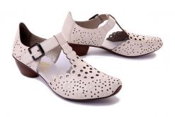 RIEKER 43796-60 beige, czółenka damskie. Brązowe czółenka damskie Rieker, w ażurowe wzory, ze skóry, bez obcasa, na obcasie. Za 179.94 zł.