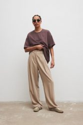 Eleganckie spodnie z zakładkami w kolorze STONE BEIGE - DERRY-L/XL. Brązowe spodnie materiałowe damskie Marsala, bez wzorów, z gumy. Za 399.90 zł.