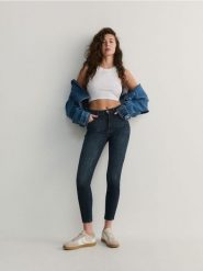 Jeansy typu sculpt - granatowy. Niebieskie jeansy damskie Reserved. W wyprzedaży za 45.99 zł.
