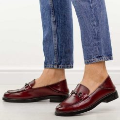 Bordowe skórzane mokasyny damskie Vinceza 18117. Czerwone mokasyny damskie VINCEZA, na jesień, z jeansu, z okrągłym noskiem, bez obcasa. Za 219.00 zł.