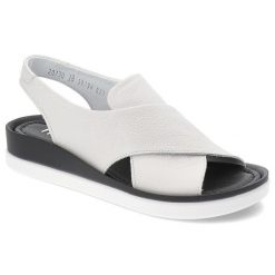Białe Sandały Nessi Modne Obuwie Damskie. Białe sandały damskie Nessi, bez wzorów, ze skóry, bez obcasa, bez zapięcia. Za 399.00 zł.