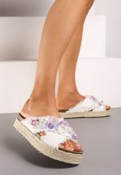Białe Klapki na Platformie w Stylu Boho z Aplikacjami i Plecionką Rissona. Białe klapki damskie Renee, z aplikacjami, z jeansu, z otwartym noskiem, bez obcasa, na platformie, bez zapięcia. Za 59.99 zł.