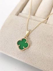 Luja Bijoux Pozłacany naszyjnik z zawieszką - dł. 42 cm rozmiar: onesize. Zielone naszyjniki damskie Luja Bijoux, z malachitem, pozłacane. Za 87.81 zł.
