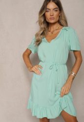 Zielona Sukienka o Pudełkowym Kroju z Paskiem w Talii i Falbaną Credela. Zielone sukienki damskie Renee, bez wzorów, eleganckie, bez ramiączek. W wyprzedaży za 43.99 zł.