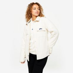 Ciepła kurtka skaterska z kolekcji Roos Zwetsloot, beżowa, niebarwiona. Białe kurtki damskie Decathlon, m, bez wzorów, z bawełny, bez kaptura. W wyprzedaży za 179.99 zł.