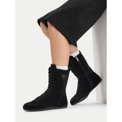 Trzewiki Guess Jeans. Czarne botki damskie Guess Jeans, z jeansu, bez obcasa, na płaskiej podeszwie, bez zapięcia. Za 399.99 zł.