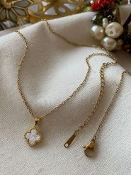 Luseera Pozłacany naszyjnik z zawieszką - dł. 45 cm rozmiar: onesize. Białe naszyjniki damskie Luseera, z perłą, pozłacane. Za 39.99 zł.