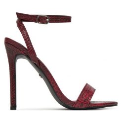 Sandały DeeZee. Czerwone sandały damskie DeeZee, bez wzorów, bez obcasa, na szpilce, bez zapięcia. Za 97.99 zł.