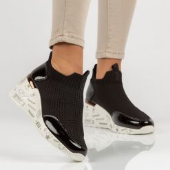 Czarne sneakersy damskie na koturnie Filippo Dp3551/22. Czarne obuwie sportowe damskie Filippo, z lakierowanej skóry, bez zapięcia. Za 189.00 zł.