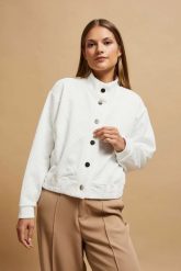 Bluza z ozdobnymi guzikami perłowa. Białe bluzy damskie MOODO, xl, bez wzorów, z elastanu, bez kaptura. W wyprzedaży za 69.99 zł.