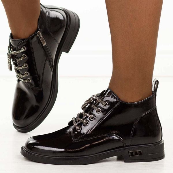 Czarne skórzane botki damskie DiA 52-124. Czarne botki damskie DiA, na jesień, z jeansu, biznesowe, z okrągłym noskiem, bez obcasa, na płaskiej podeszwie, bez zapięcia. Za 399.00 zł.